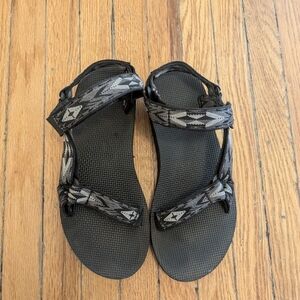 Tevas size 7